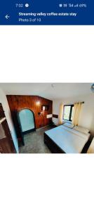 een slaapkamer met een groot bed in een kamer bij Streaming Valley Coffee Estate Stay in Madikeri