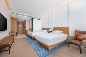 A bed or beds in a room at Four Points by Sheraton Xi’an High-Tech Zone