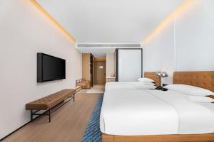 A bed or beds in a room at Four Points by Sheraton Xi’an High-Tech Zone