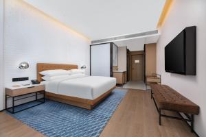 A bed or beds in a room at Four Points by Sheraton Xi’an High-Tech Zone