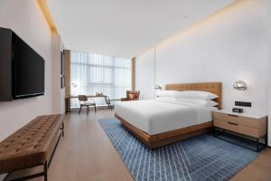 A bed or beds in a room at Four Points by Sheraton Xi’an High-Tech Zone