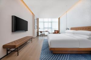 A television and/or entertainment centre at Four Points by Sheraton Xi’an High-Tech Zone