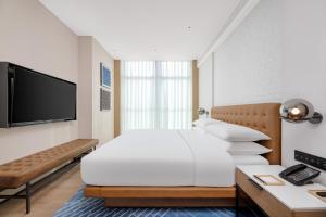 A television and/or entertainment centre at Four Points by Sheraton Xi’an High-Tech Zone
