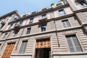 un grande edificio con porte e finestre in legno di Brera Prestige B&B a Milano