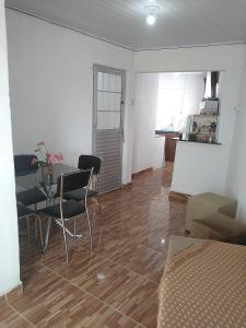 uma sala de estar com uma mesa e cadeiras em APÊ AVENIDA - BONITO/PE em Bonito