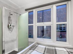uma casa de banho com um chuveiro e uma janela em Snap Pad - Uk46421 em Royal Tunbridge Wells