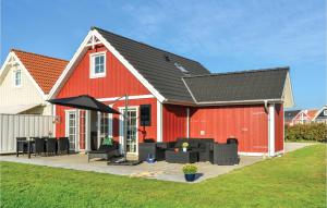 ein rotes Haus mit schwarzem Dach in der Unterkunft 3 Bedroom Beautiful Home In Brenderup Fyn in Bro