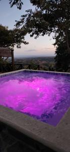una piscina de agua púrpura con vistas en Casa Neblinas, en San Carlos