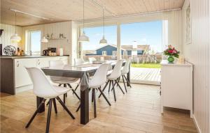 DiernæsにあるAwesome Home In Haderslev With Kitchenのキッチン、ダイニングルーム(テーブル、椅子付)