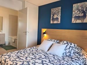 Un pat sau paturi într-o cameră la Appartement T2 avec terrasse et parking - Centre port, Cap d'Agde - FR-1-249-401