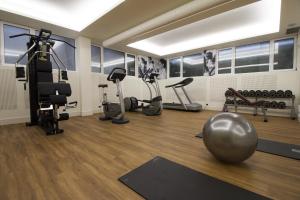ein Fitnessstudio mit Trainingsgeräten in einem Raum in der Unterkunft Hotel Alla Torre in Castelfranco Veneto