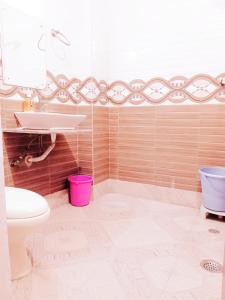 uma casa de banho com um lavatório e um WC em Hotel India international Deluxe em Nova Deli