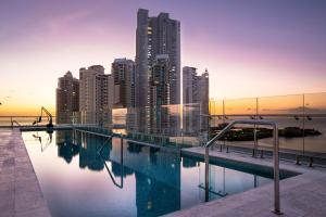 Bazén v ubytování Residence Inn by Marriott Panama City nebo v jeho okolí