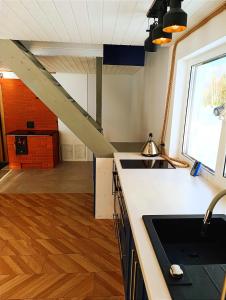 una cocina con fregadero y una escalera en una habitación en Seto Kapten, en Meremäe