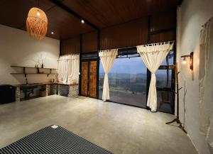 Gia NghĩaにあるStar Hill Dak Nong Retreatの眺めの良い大きな窓が備わる客室です。