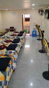 DANDELI CROCODILE EDGE HOME STAY的健身中心和/或健身设施