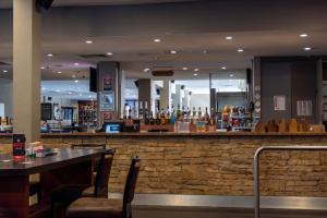 DoonsideDoonside Hotel的餐厅里的酒吧，配有桌椅