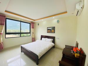 a bedroom with a bed and a window at Khách Sạn - Nhà Hàng So Oanh - Gần Thác Bản Giốc in Cao Bằng +44 photos