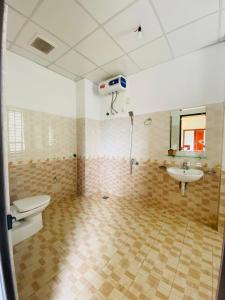 a bathroom with a toilet and a sink at Khách Sạn - Nhà Hàng So Oanh - Gần Thác Bản Giốc in Cao Bằng