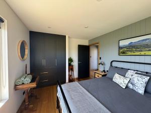 Un pat sau paturi într-o cameră la Mount View Marrawah