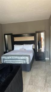 1 dormitorio con 1 cama grande y 1 sofá en Platinum Guesthouse Kempton park, en Kempton Park