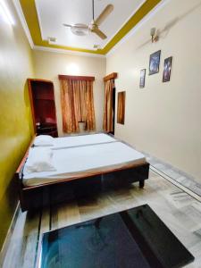 Letto o letti in una camera di Shantiniketan - Comfortable Stay in Ayodhya