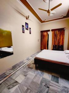 Letto o letti in una camera di Shantiniketan - Comfortable Stay in Ayodhya
