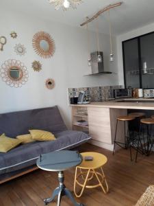 Il comprend un salon avec un canapé et une cuisine. dans l'établissement Appartement d'une chambre avec wifi a Dijon, à Dijon