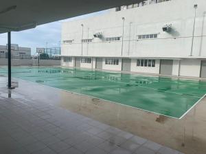 um edifício vazio com um campo de ténis em frente em Wadi Lima RSS em Malaca