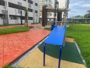 um parque infantil azul em frente a um edifício em Wadi Lima RSS em Malaca