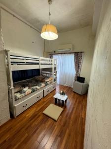 Guesthouse Iyonchi في زمامي: غرفة بسريرين بطابقين وطاولة