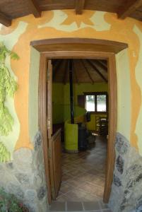 Valverde de la VeraにあるApartamentos Rurales Ecopangeaの部屋戸