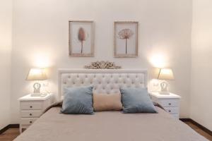 A bed or beds in a room at LA FINESTRA SUL BORGO Dimora Storica