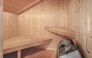 eine Holzsauna mit zwei Holzregalen darin in der Unterkunft Awesome Home In Sjølund With Sauna in Sønder Bjert