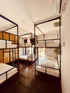 Zimmer mit 4 Etagenbetten in einem Gebäude in der Unterkunft The Jam in Luang Prabang