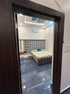 Blick auf ein Schlafzimmer mit einem Bett in einem Zimmer in der Unterkunft Ajmer villa -3 km from bus stand in Ajmer