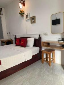 1 dormitorio con 1 cama y TV en la pared en Liberty Place en Luang Prabang