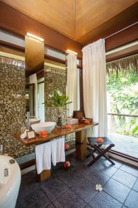 La salle de bains est pourvue d'un lavabo et d'un miroir. dans l'établissement Mandala Spa & Resort Villas, à Boracay