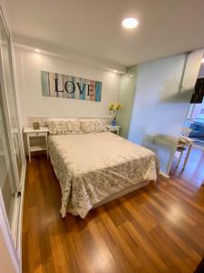 een slaapkamer met een bed en een bord met liefde bij LOFT vistas playa jardin in Puerto de la Cruz