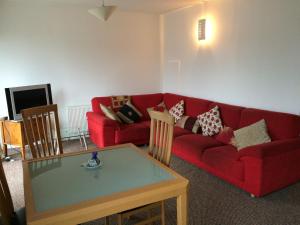 sala de estar con sofá rojo y mesa en 39 Camden Wharf en Cork