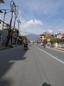 加德滿都的住宿－薩拉背包客旅館，一群摩托车沿着城市街道行驶