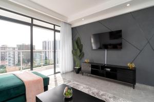 Imagen de la galería de Sun-Splashed Arty W/Panoramic Views, en Nairobi