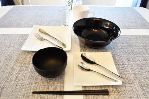 a table with a black bowl and silverware on it at レーヴK502 in Makishimachi