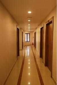 un pasillo vacío de un edificio con un largo pasillo en Plaza Tourist Home en Kannur