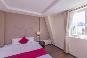 Postel nebo postele na pokoji v ubytování Vy Anh Đà Lạt Hotel