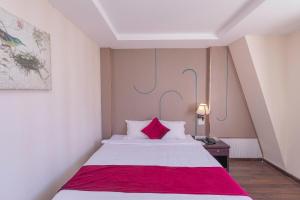 Postel nebo postele na pokoji v ubytování Vy Anh Đà Lạt Hotel