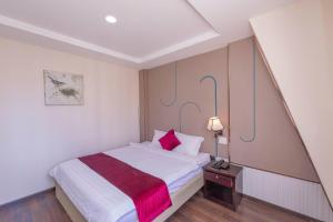 Postel nebo postele na pokoji v ubytování Vy Anh Đà Lạt Hotel