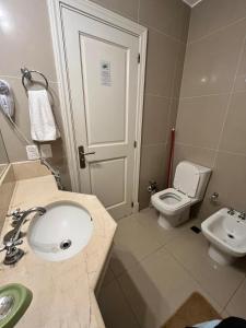 łazienka z umywalką i toaletą w obiekcie Monoambiente Green Park- Solanas w mieście Punta del Este