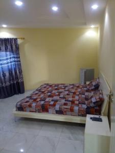 a bedroom with a bed in a room at keur fatou in Ngaparou