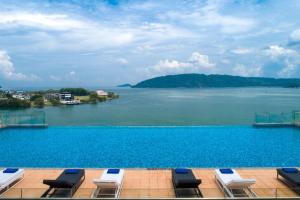 uma piscina com vista para a água em Kota Kinabalu Marriott Hotel em Kota Kinabalu